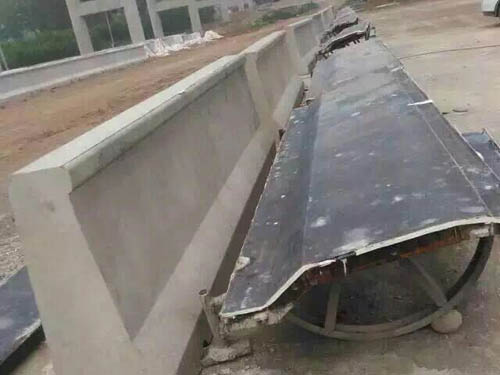 1632353781990236.jpg 高速公路防撞墻鋼模具.jpg